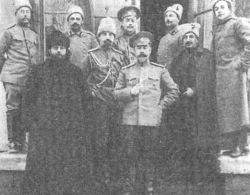 Командир 4й Железной дивизии АИ Деникин со своим штабом от него справа - фото 14