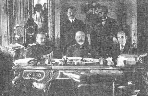 В кабинете Главнокомандующего ВСЮР слева направо генерал Романовский - фото 39