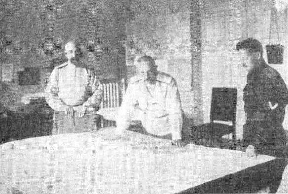 В кабинете начальника штаба ВСЮР слева направо генералквартирмейстер ЮН - фото 40