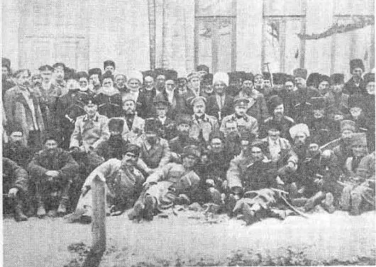 Чеченский съезд сидят слева направо генералы Алиев Ляхов Бриггс Деникин - фото 51