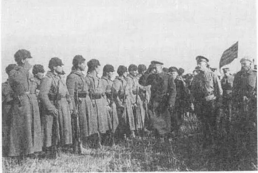 Адмирал АВ Колчак во время посещения воинских частей на фронте весна 1919 - фото 63