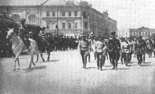 Вступление Добровольческой армии в Царицын Слева направо генералы Мамонтов - фото 66