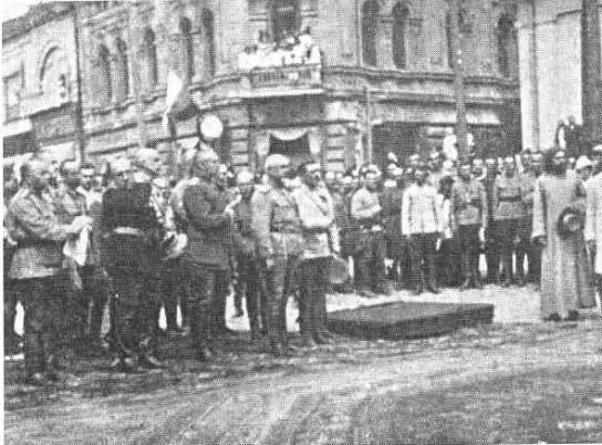 Генерал АИ Деникин со штабом перед молебном Харьков июнь 1919 г Военный - фото 71