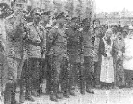Военный парад в Харькове 22 июня 1919 г Слева направо генералы Деникин - фото 72
