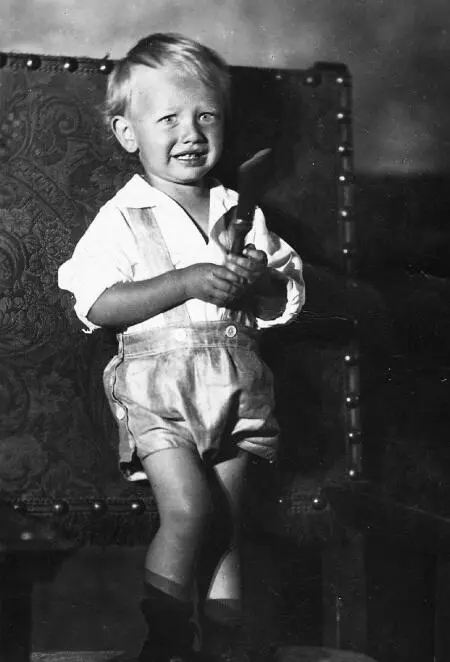 Это я Июль 1933 года Мой прадед Василий Начало XX века Дедушка 1938 год - фото 1