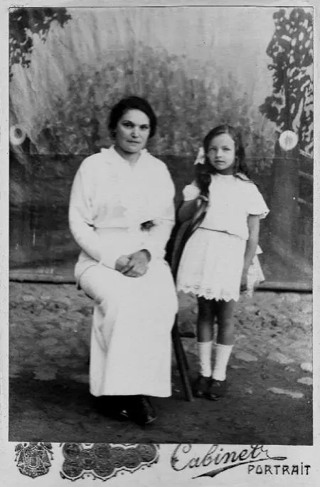 Бабушка с мамой 1912 год Мама 1925 год Мы с мамой 1939 год - фото 4