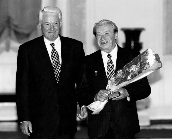 С Борисом Ельциным на вручении мне звания Народного художника России 1997 год - фото 26
