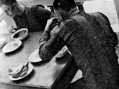 Пленным американским летчикам живется не так уж плохо Тогда же в апреле 1970 - фото 17