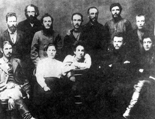 Ю Ларин в Якутской ссылке второй справа в верхнем ряду 1903 Иван - фото 5