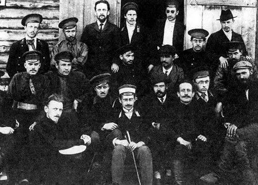 Н И Бухарин крайний справа в верхнем ряду среди ссыльных Онега 1911 - фото 8
