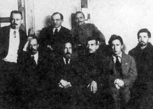 Ю Ларин крайний справа среди членов BCHX 1920е годы После победы - фото 13