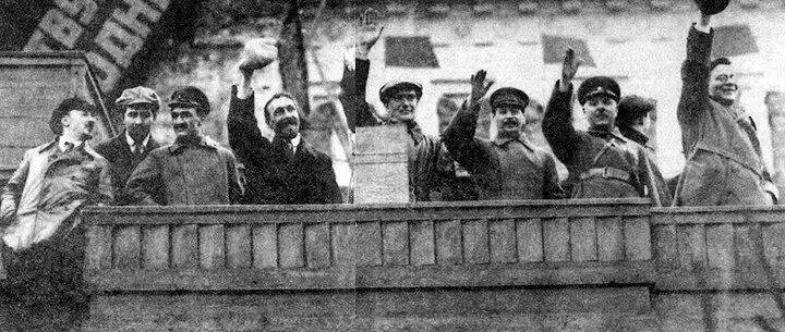 На трибуне Мавзолея во время первомайской демонстрации слева направо Н И - фото 15