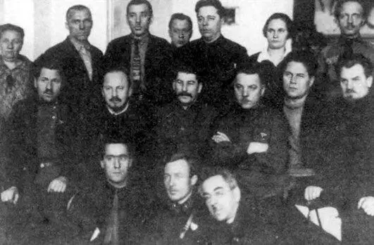 Бухарин Сталин Ворошилов с делегатами IV Всесоюзного съезда Советов 1927 - фото 16