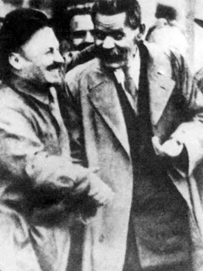 С Максимом Горьким 1928 C М И Ульяновой в редакции газеты Правда - фото 24