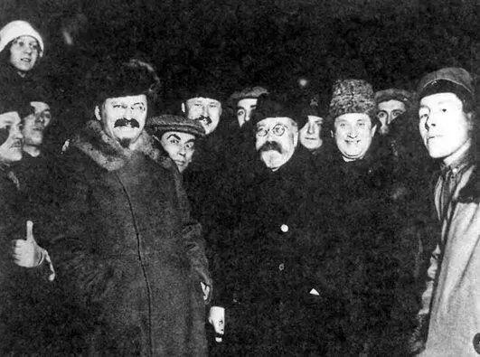 Л Д Троцкий Л Б Каменев Г Е Зиновьев среди ленинградцев 19251926 - фото 27