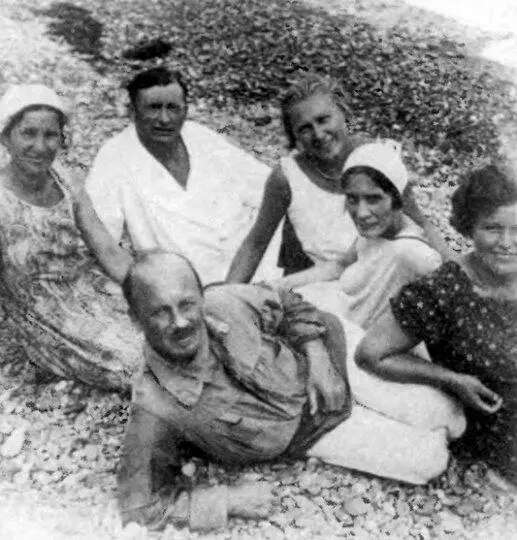 На отдыхе в Крыму 1930 Тучи сгущаются Последние поездки Бухарина за - фото 40
