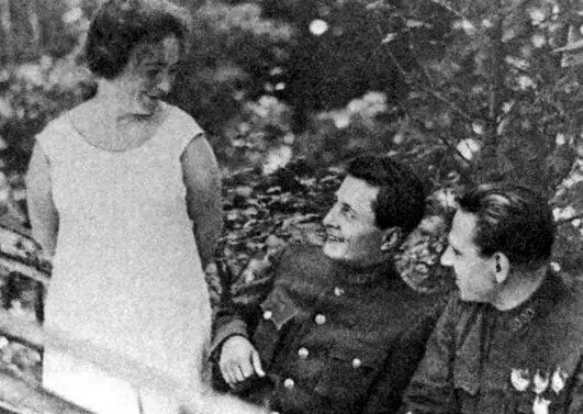 Софья Лазаревна Якир и командармы Ф П Иртюга и В К Блюхер 1927 М Н - фото 52