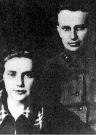 И П Уборевич со своей женой Ниной Евгеньевной На даче Уборевича Справа - фото 54