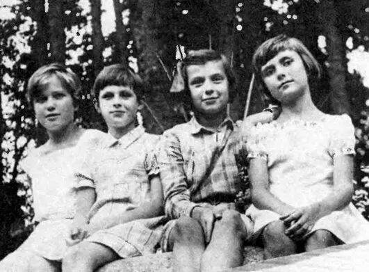 На даче Уборевича Справа налево Мира Уборевич Светлана Тухачевская крайняя - фото 55