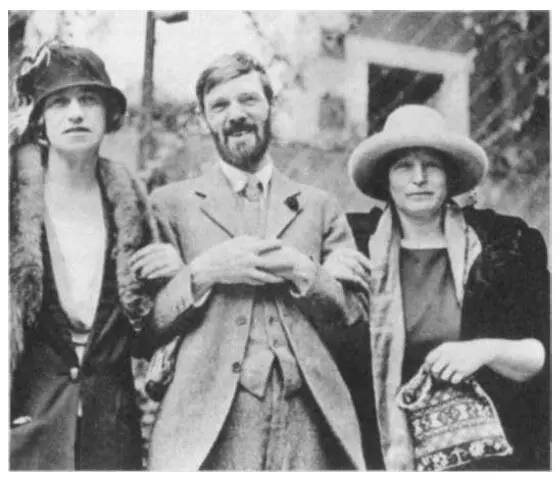 Фрида и Дэвид Лоуренсы в Мехико 1925 г Слева миссис Конвей знакомая - фото 6
