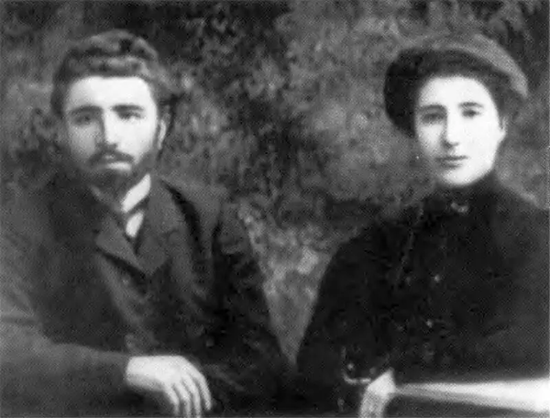 Родители Виктора Амбарцумяна Амазасп Асатурович и Рипсиме Сааковна 1908 г - фото 7