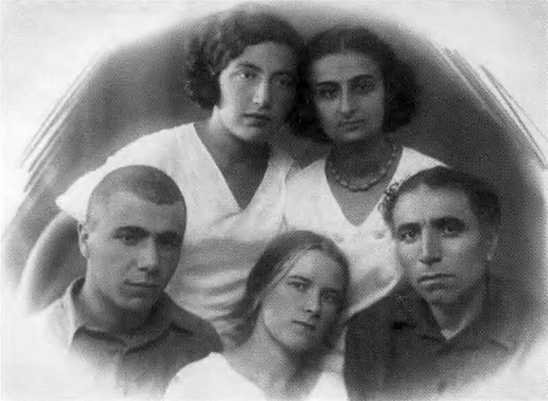 Виктор Амазаспович Вера Клочихина Амазасп Асатурович сидят Гоар Амбарцумян - фото 16