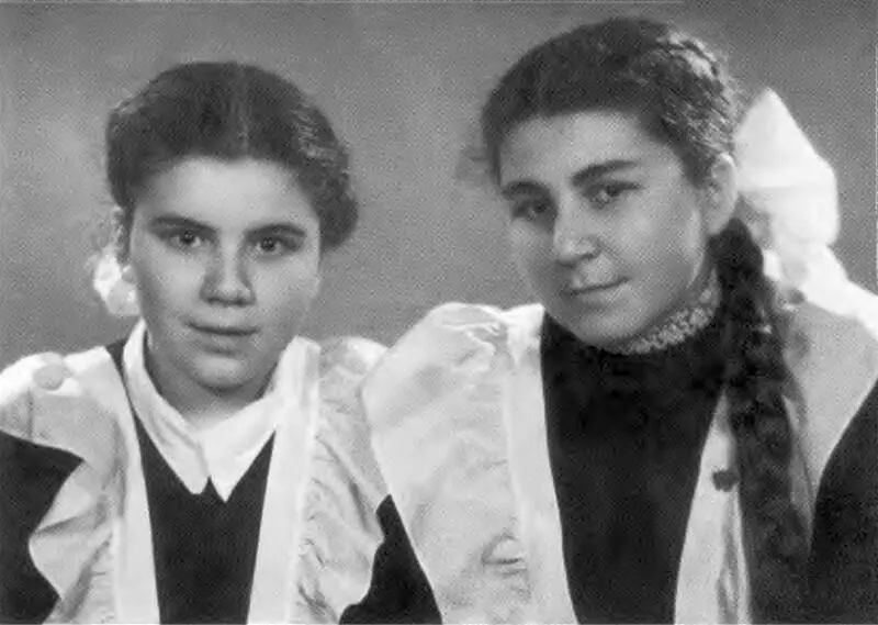Дочери Елена и Карине 1948 г Виктор Амазаспович 1949 г Взгляд в небо - фото 34