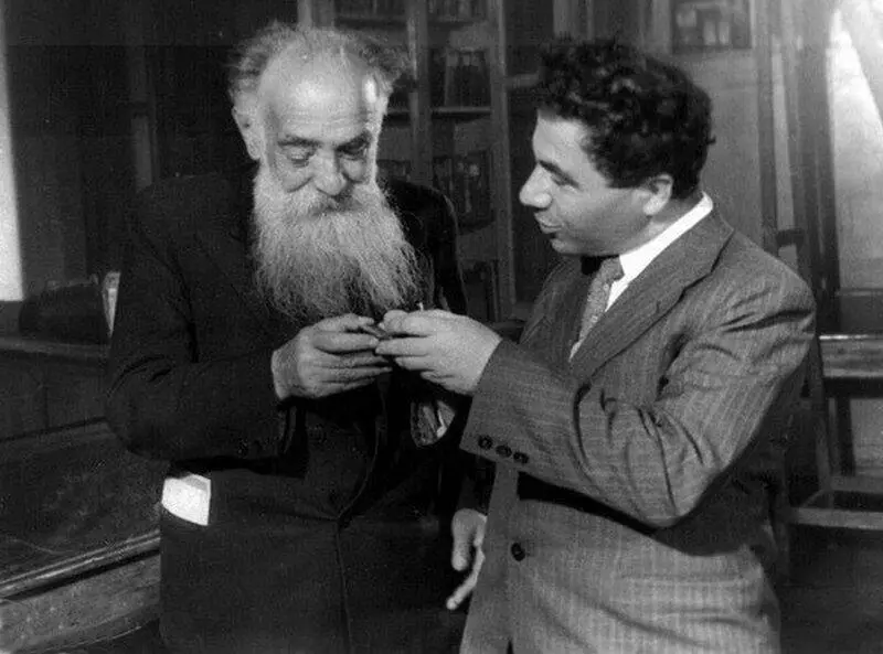 Иосиф Орбели и Виктор Амбарцумян 1946 г Здание Президиума Национальной - фото 38