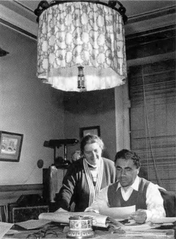 Виктор Амазаспович и Вера Фёдоровна дома в Бюракане 1950 г Бюраканская - фото 42