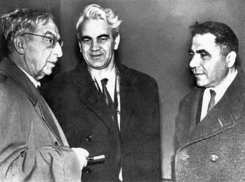 Н И Мусхелишвили М В Келдыш В А Амбарцумян 1960е гг Фриц Цвикки - фото 45