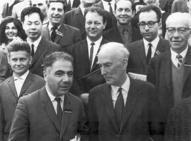 В А Амбарцумян и Ян Оорт Бюракан 1965 г Академик Андрей Борисович - фото 47