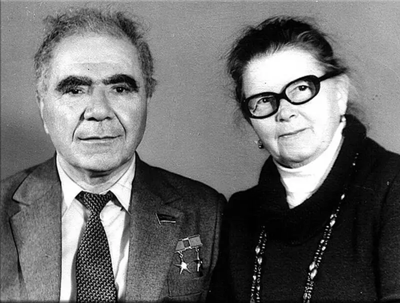 Виктор Амазаспович и Вера Фёдоровна Амбарцумяны 1970е гг Дом Амбарцумянов - фото 63