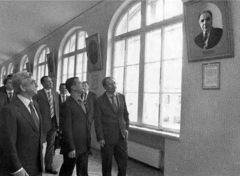 Портрет Виктора Амазасповича в галерее СанктПетербургского государственного - фото 66