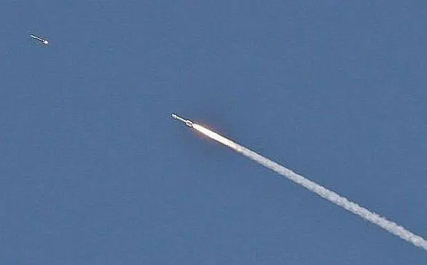 Он сгрёб Маризете в охапку буквально протащил её несколько шагов отделявших - фото 53