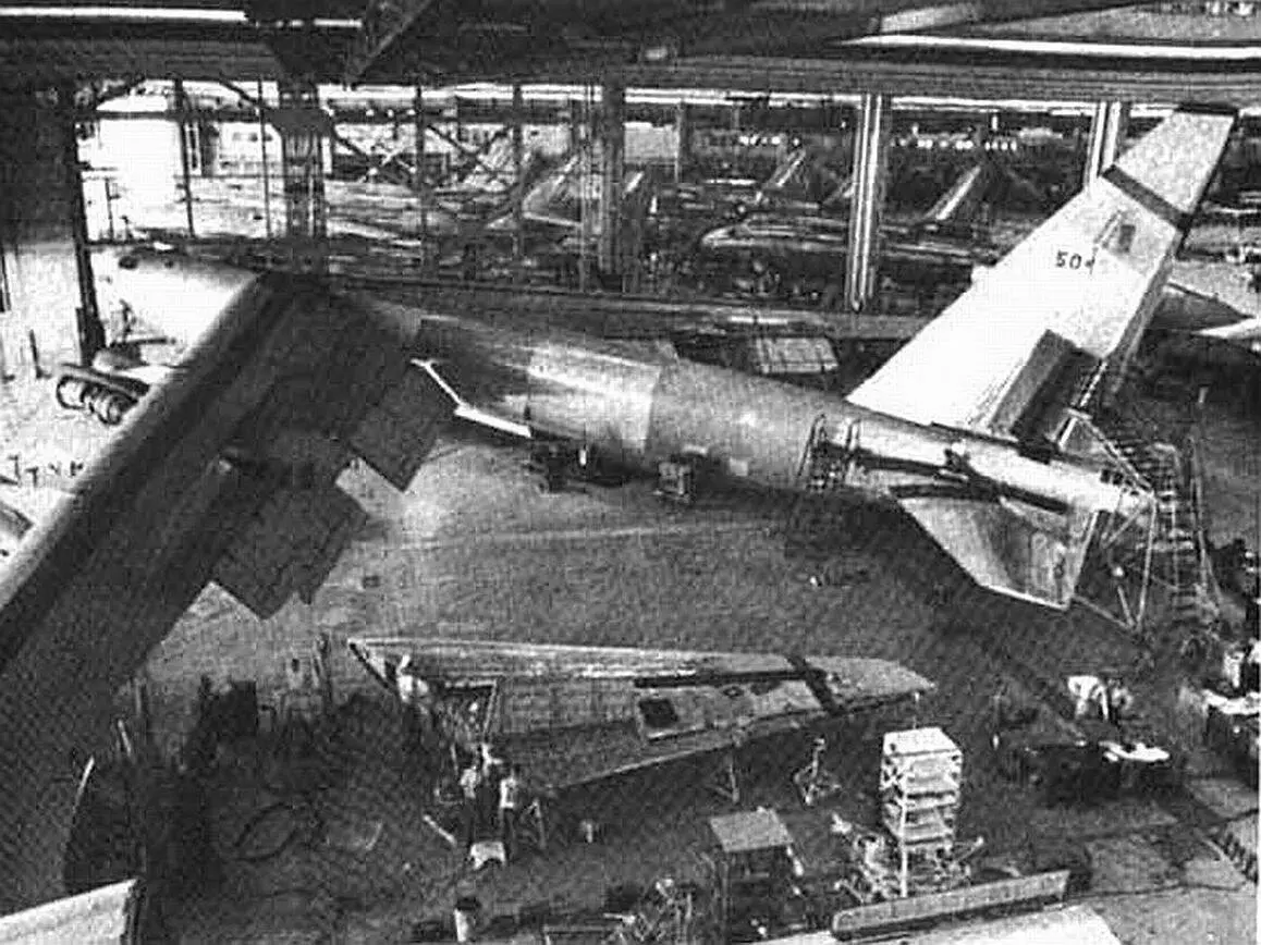 Сборочный цех компании Боинг на заводе в Уичите 27 октября 1962 года - фото 76