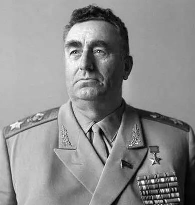 Маршал Батицкий 1966 год Голдуотер несколько секунд смотрел на офицера - фото 114
