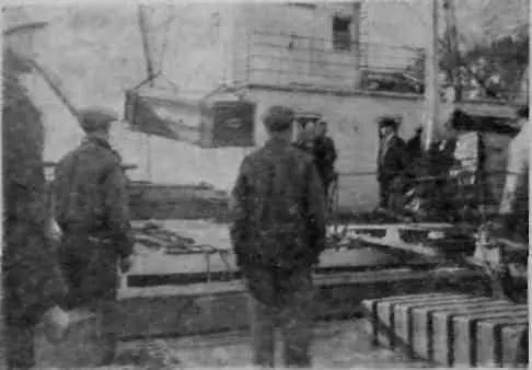 Гроб с телом Эйелсона грузится на пароход 27 февраля трупы покойных летчиков - фото 9