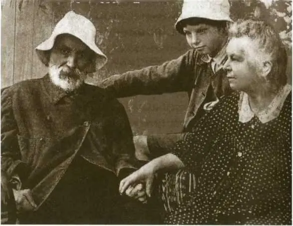 Ренуар с женой Алиной и младшим сыном Клодом 1912 г Клод Моне в своем саду - фото 34