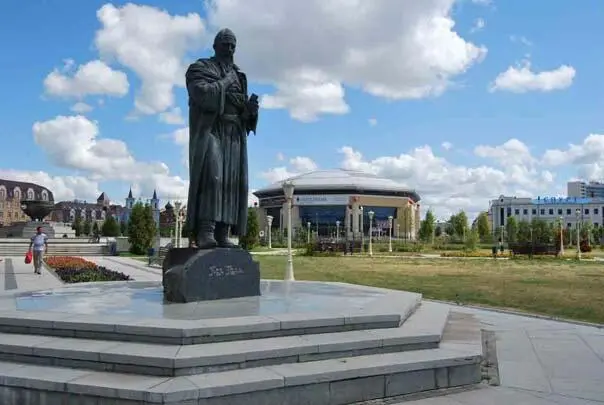 Бронзовый четырехметровый памятник булгарскому поэту Кул Гали Слева фонтан - фото 73