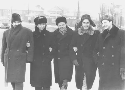 1962 год Первая Кауровка Когда мы были молодыми Слева направо Анри В П - фото 95