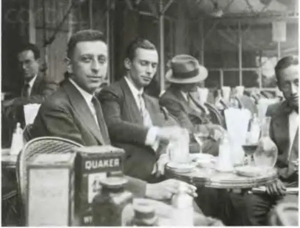 Робер Деснос на переднем плане слева за столиком на террасе кафе 1920 г - фото 66