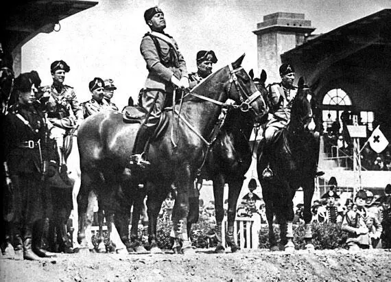 Бенито Муссолини в окружении соратников 1922 Открытие гробницы Тутанхамона - фото 22