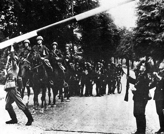 Вторжение гитлеровцев в Польшу Гитлер обезопасив свой тыл на Востоке 9 - фото 43