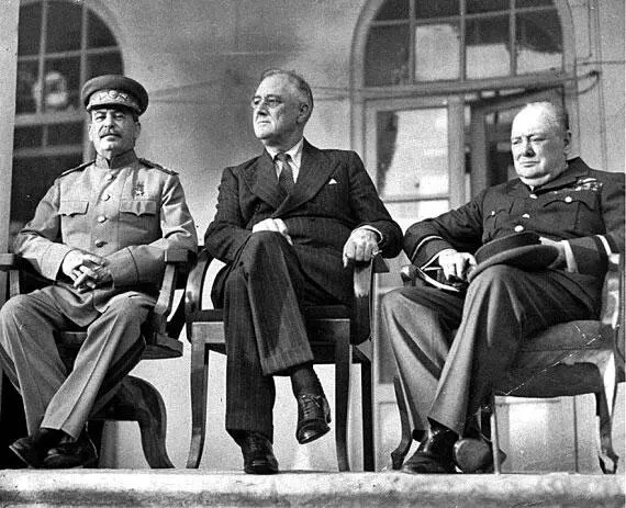 ИВ Сталин Ф Рузвельт и У Черчилль на конференции в Тегеране 1943 г - фото 51