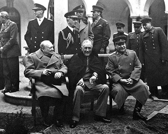 У Черчиль Ф Рузвельт и ИВ Сталин на конференции в Ялте 1945 г Именно - фото 53