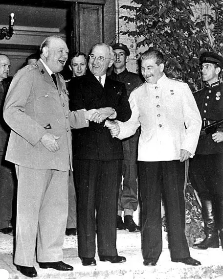 У Черчиль Г Трумен и ИВ Сталин на конференции в Потсдаме 1945 г На - фото 55