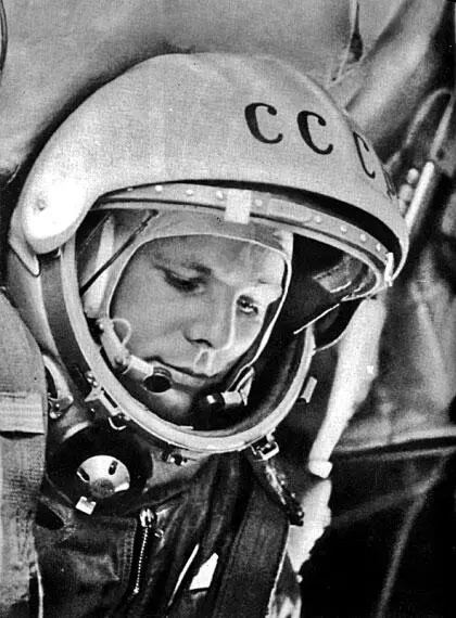 ЮА Гагарин в кабине Востока Идеи Циолковского в 2030х г развивали ЮВ - фото 79