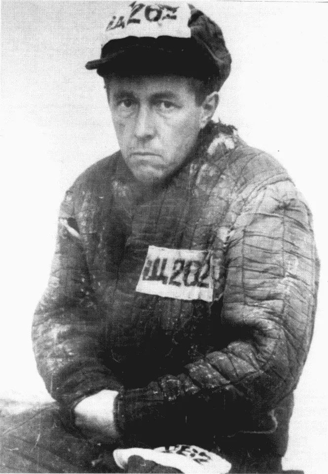 Эта фотография А И Солженицына ходила в самиздате Страница лагерной - фото 7