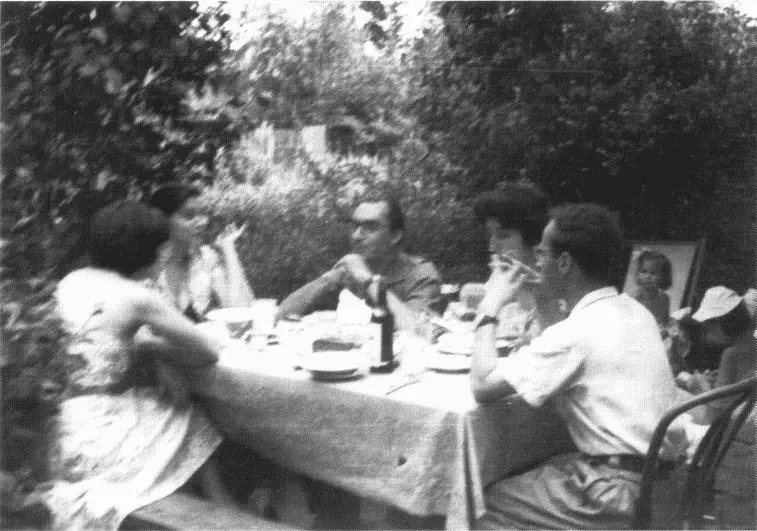 Подмосковные посиделки 1960 В центре Аркадий слева от него Наташа - фото 10