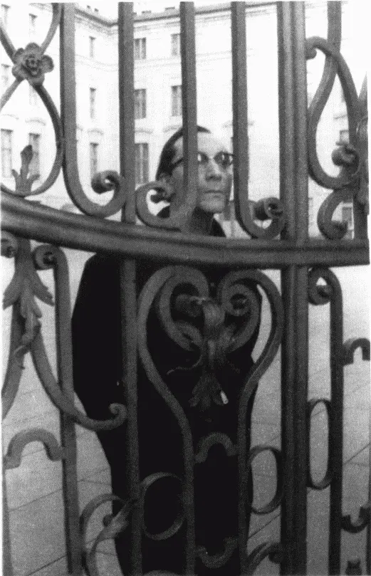 Прага Градчаны Решетка президентского дворца 1 мая 1968 Эту фотографию - фото 22